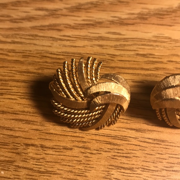 Vintage Trifari gold tone earrings - Picture 2 of 4